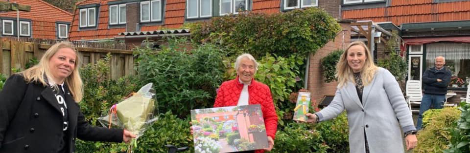 Prijsuitreiking mooiste tuin moeder ('Oma van Dijk') in Rijswijk